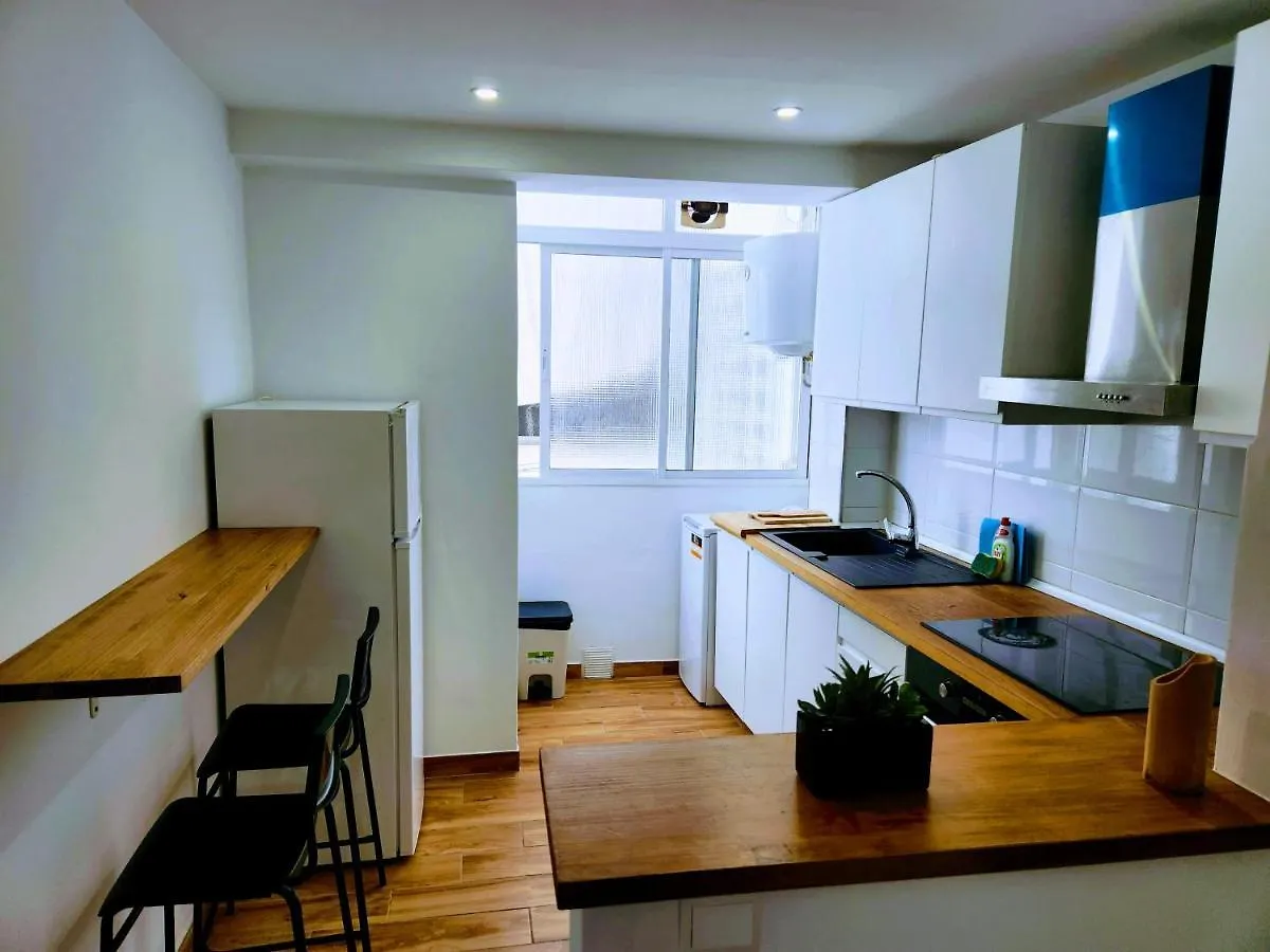 Central & Renovated 3-Bedroom Flat Malaga Apartment